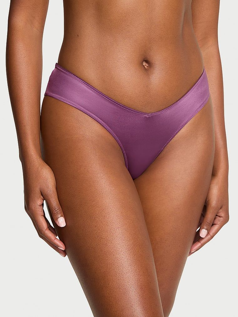 Kalhotky s drzými páskovými nohavicemi na zádech. Produkt má fialovou barvu a pochází z kolekce Very Sexy.