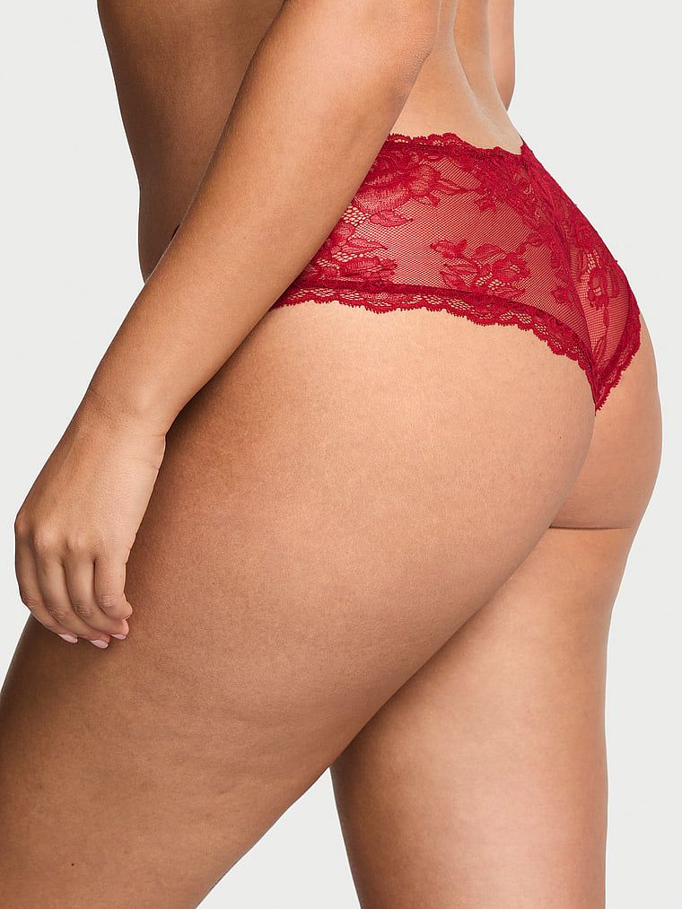 Krajkové kalhotky s vysokým střihem nohavic Rose Lace Cheeky. Produkt má červenou barvu a pochází z kolekce Very Sexy.