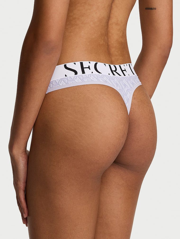 Tanga s logem Cool. Produkt je vzorovaný a pochází z kolekce Cotton.