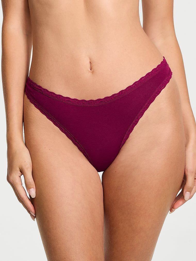 Bavlněná tanga s krajkou na krajkách v pase. Produkt je růžový a pochází z kolekce Body by Victoria.