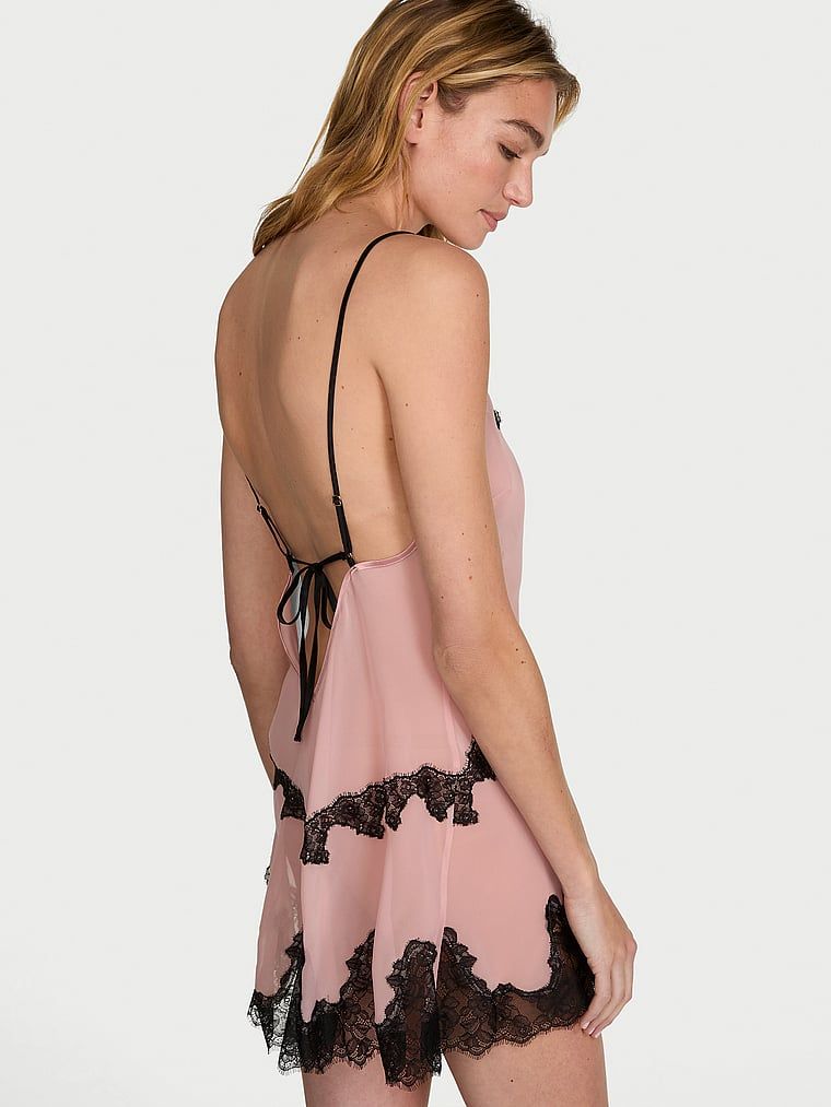 Šifonová spodnička s růžovou krajkou a lemováním. Produkt je růžové barvy a pochází z kolekce Very Sexy.