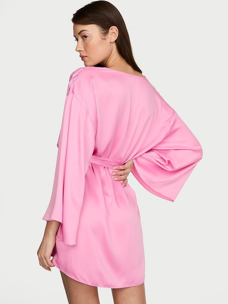 Satěnový župan krátký. Produkt je růžové barvy a pochází z kolekce Victoria's Secret.