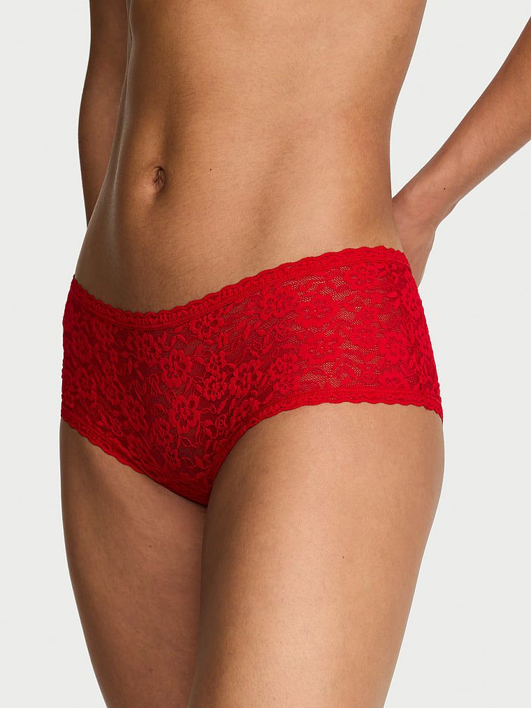 Krajkové kraťasy s nízkým pasem Boyshorts. Produkt je červené barvy a pochází z kolekce Lacie.