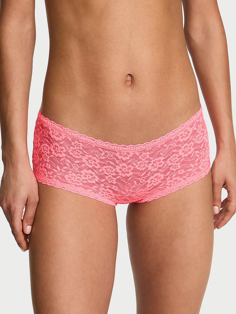 Krajkové kraťasy s nízkým pasem Boyshorts. Produkt je růžové barvy a pochází z kolekce Lacie.
