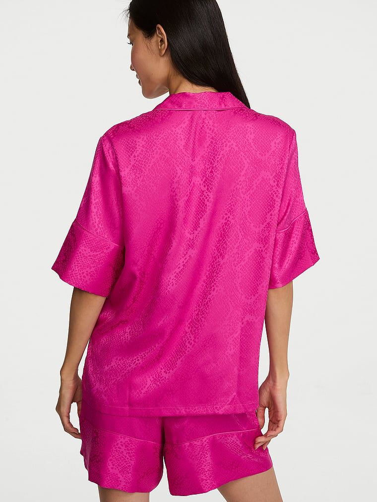 Satěnové pyžamo s Signature šortkami. Produkt je růžové barvy a pochází z kolekce Victoria's Secret.