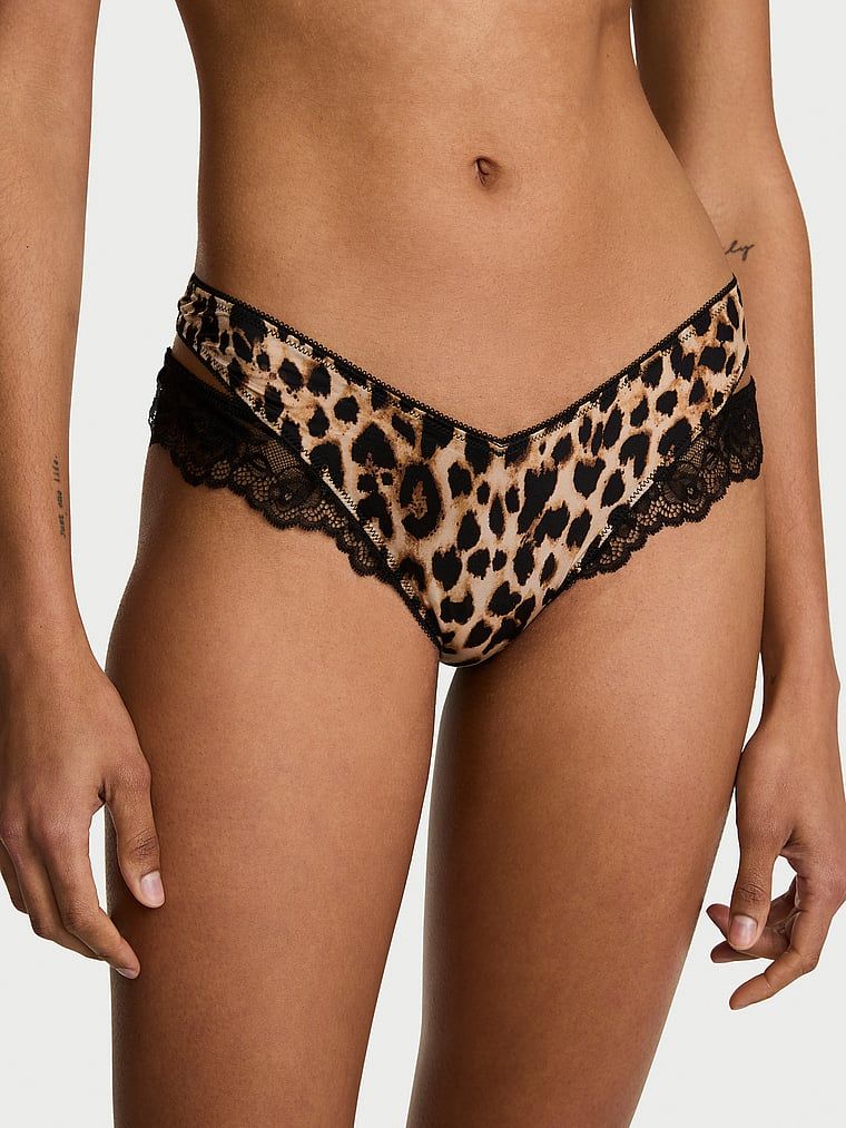 Tanga s krajkou a výstřihy po stranách. Produkt je vzorovaný a pochází z kolekce Very Sexy.