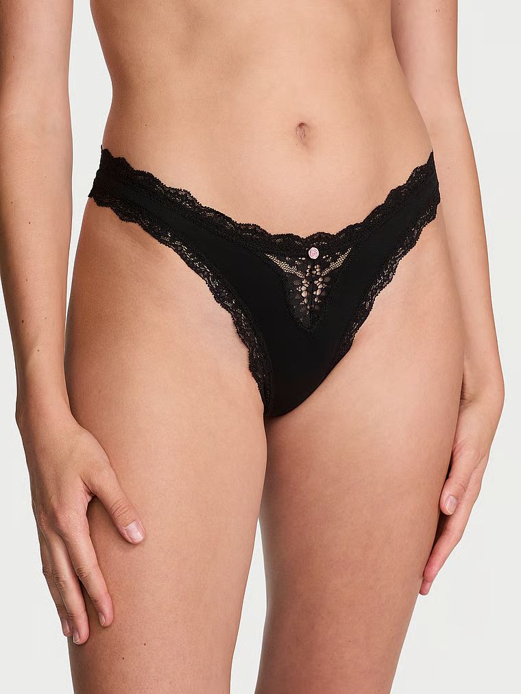 Tanga s krajkovým lemem. Produkt je černý a pochází z kolekce Dream Angels.