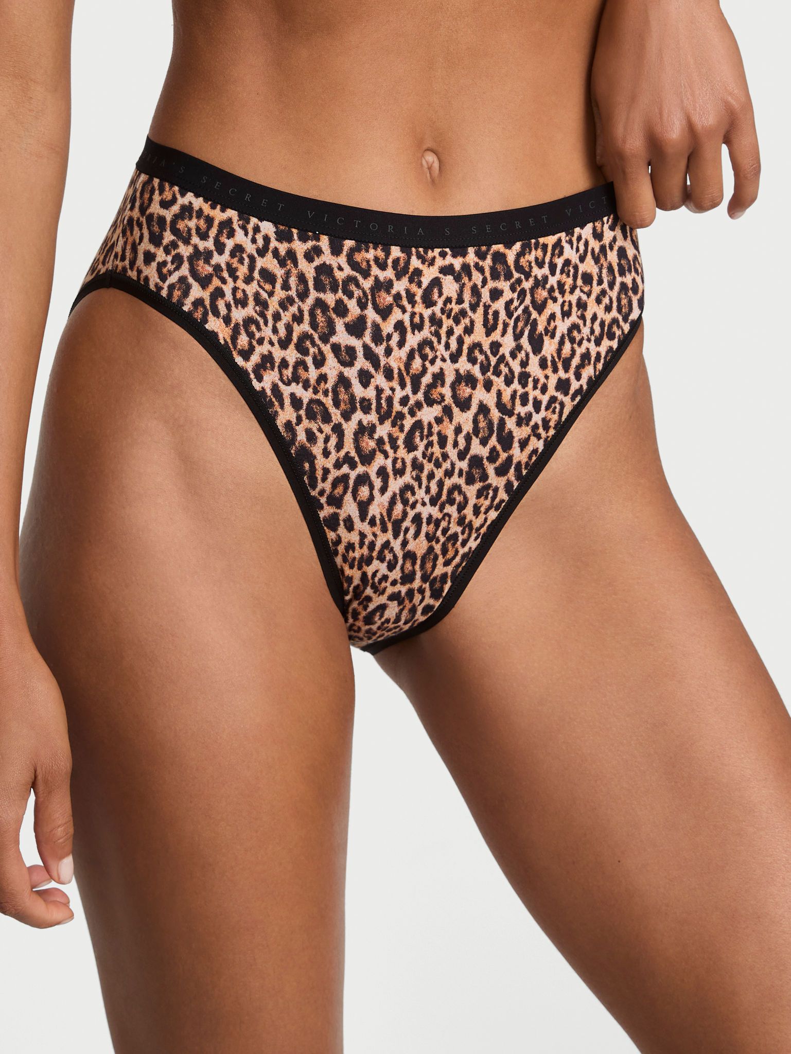 Bavlněné kalhotky s vysokými nohavicemi a vysoko střiženými nohavicemi. Produkt má vzor se zvířecím motivem a pochází z kolekce Victoria's Secret.