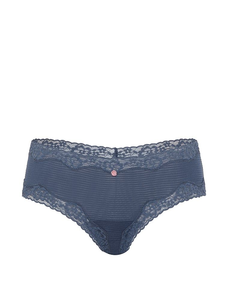 Pruhované bavlněné kalhotky s krajkou na okrajích. Drzé. Produkt je modré barvy a pochází z kolekce Lace Trim.