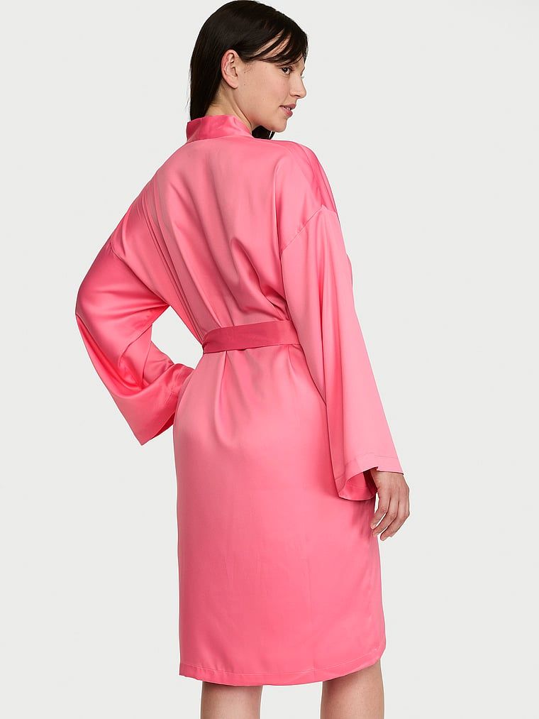 Satenový midi župan. Produkt je růžové barvy a pochází z kolekce Victoria's Secret.