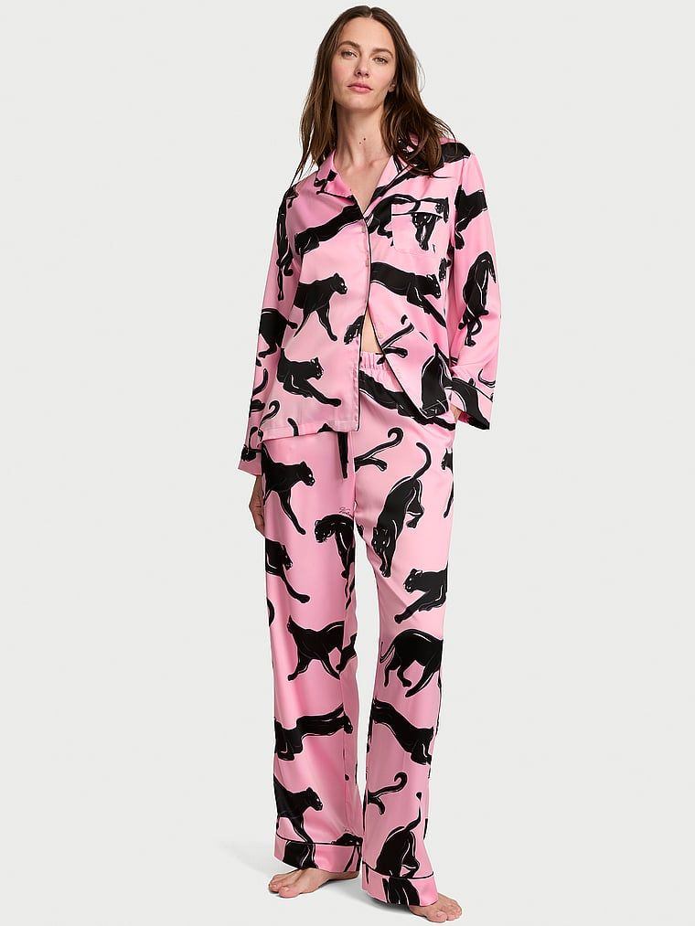 Typické saténové pyžamo s dlouhými rukávy. Produkt má vzorovanou barvu a pochází z kolekce Victoria's Secret.