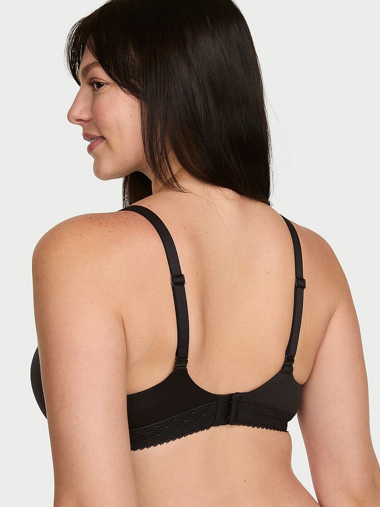 Mírně vycpávaná podprsenka s pevně zabudovanými košíčky a krajkovými vložkami. Produkt je černý a pochází z kolekce Body by Victoria.