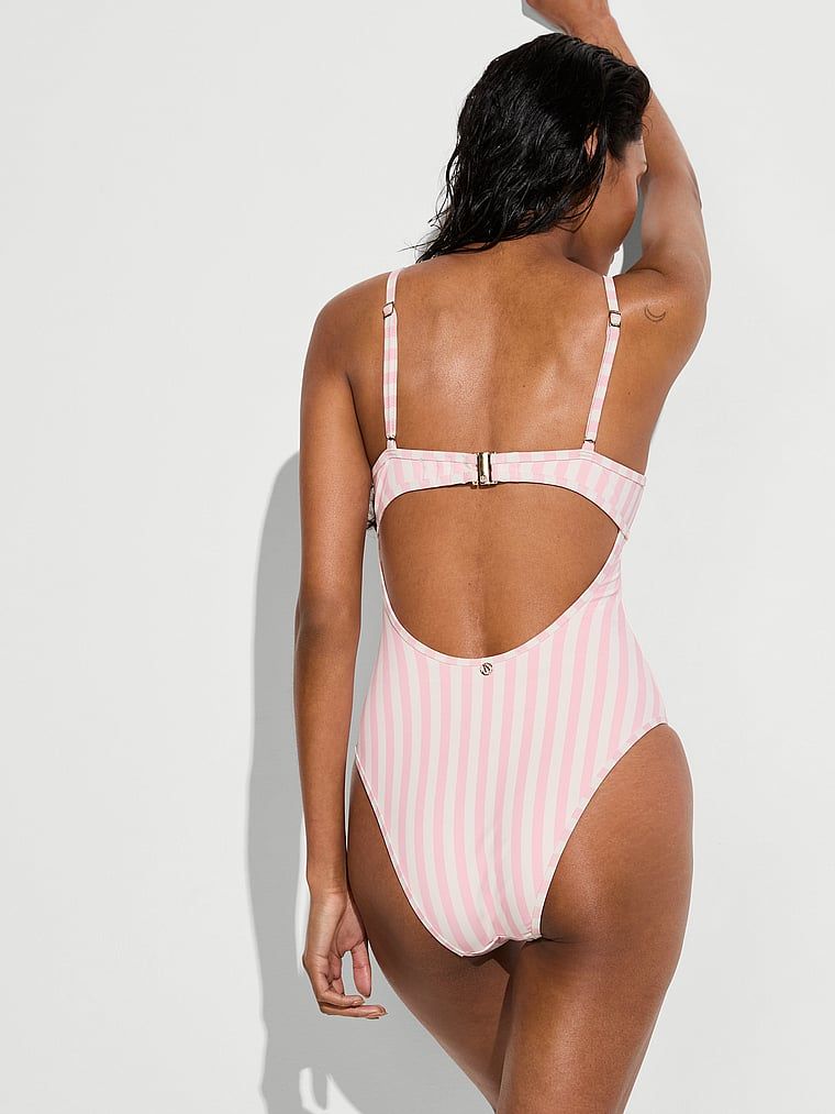 Jednodílné plavky Essential Heritage Stripe Balconette. Produkt je růžové barvy a pochází z kolekce Victoria's Secret Swim.