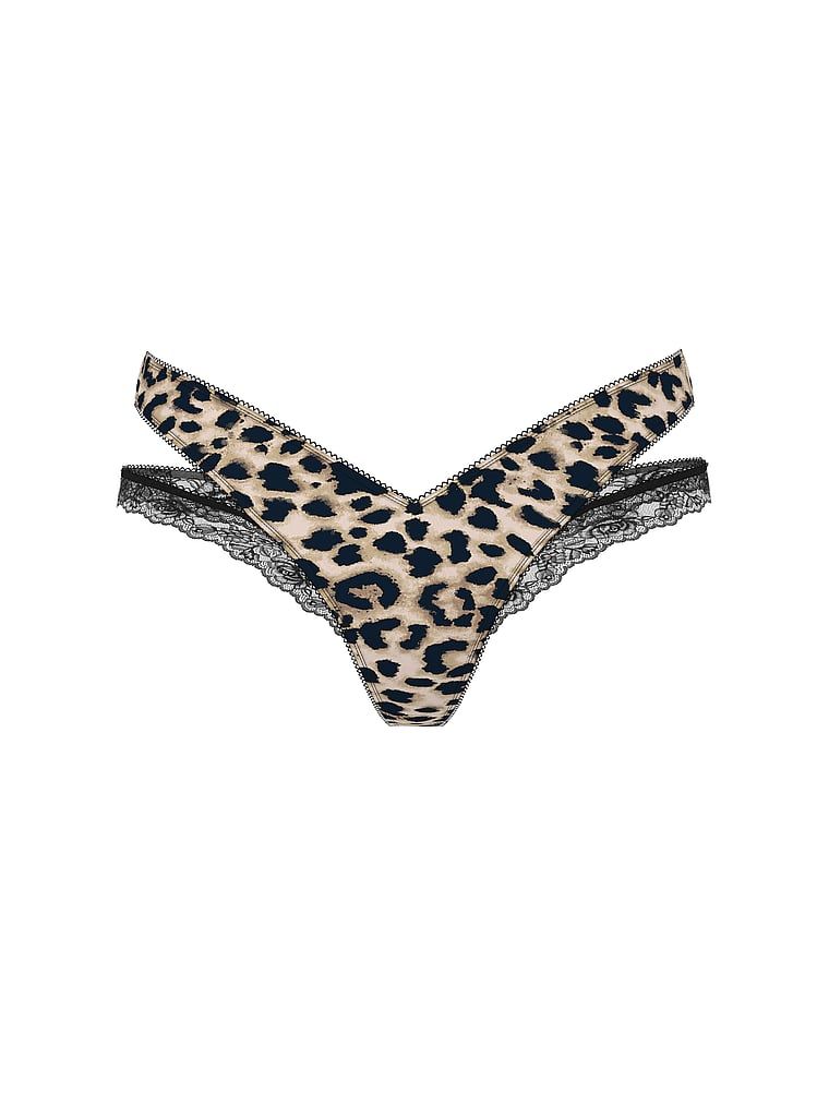 Tanga s krajkou a výstřihy po stranách. Produkt je vzorovaný a pochází z kolekce Very Sexy.