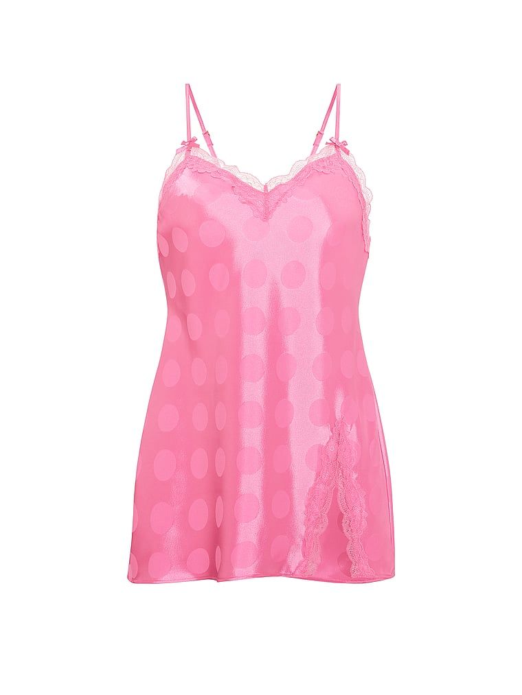 Satenová noční košile s tečkami a tečkami. Produkt je růžové barvy a pochází z kolekce Victoria's Secret.