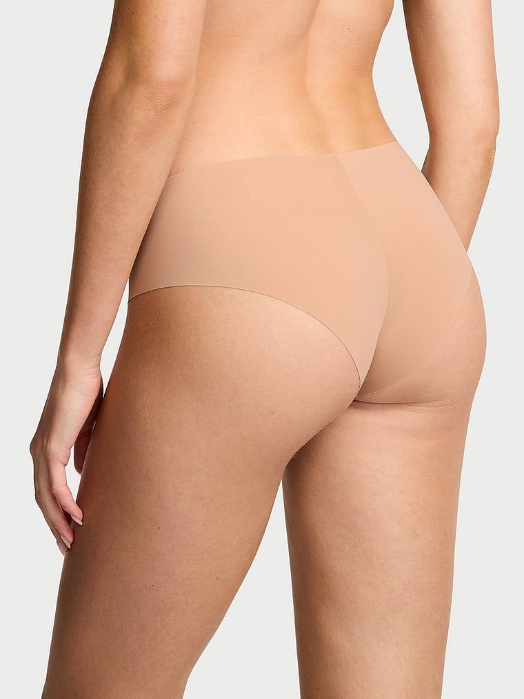 Bezešvé kalhotky No-Show Cheeky. Produkt je béžové barvy a pochází z kolekce No-Show.