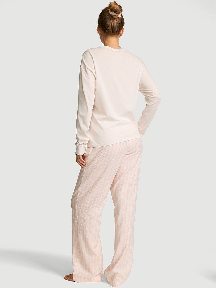 Dlouhé flanelové pyžama Tee-Jama. Produkt je bílé barvy a pochází z kolekce Victoria's Secret.