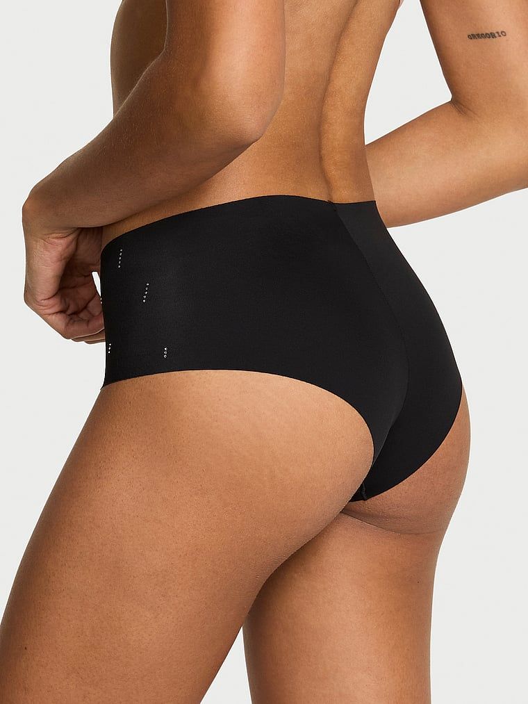 Bezešvé kalhotky No-Show Sparkle Cheeky. Produkt je černý a pochází z kolekce No-Show.