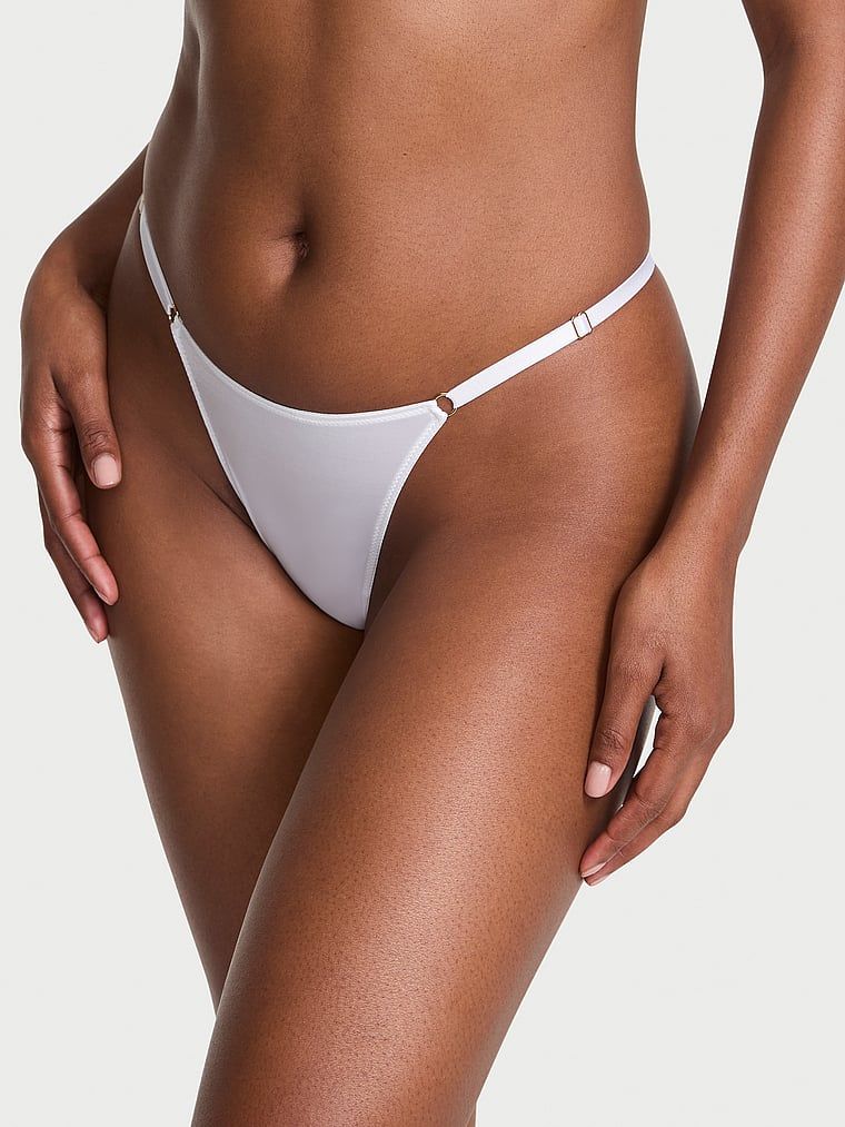 Tanga s nastavitelnými popruhy Hardware. Produkt je bílý a pochází z kolekce Body by Victoria.