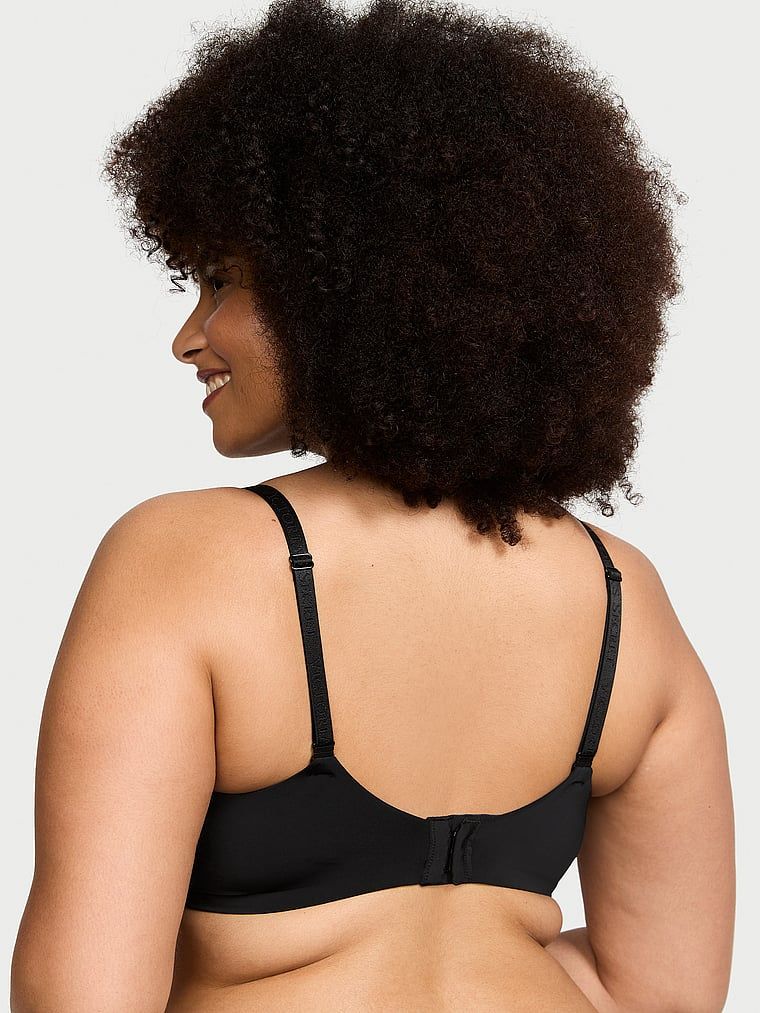 Perfect Shape Hladká push-up podprsenka. Produkt je černý a pochází z kolekce triček.