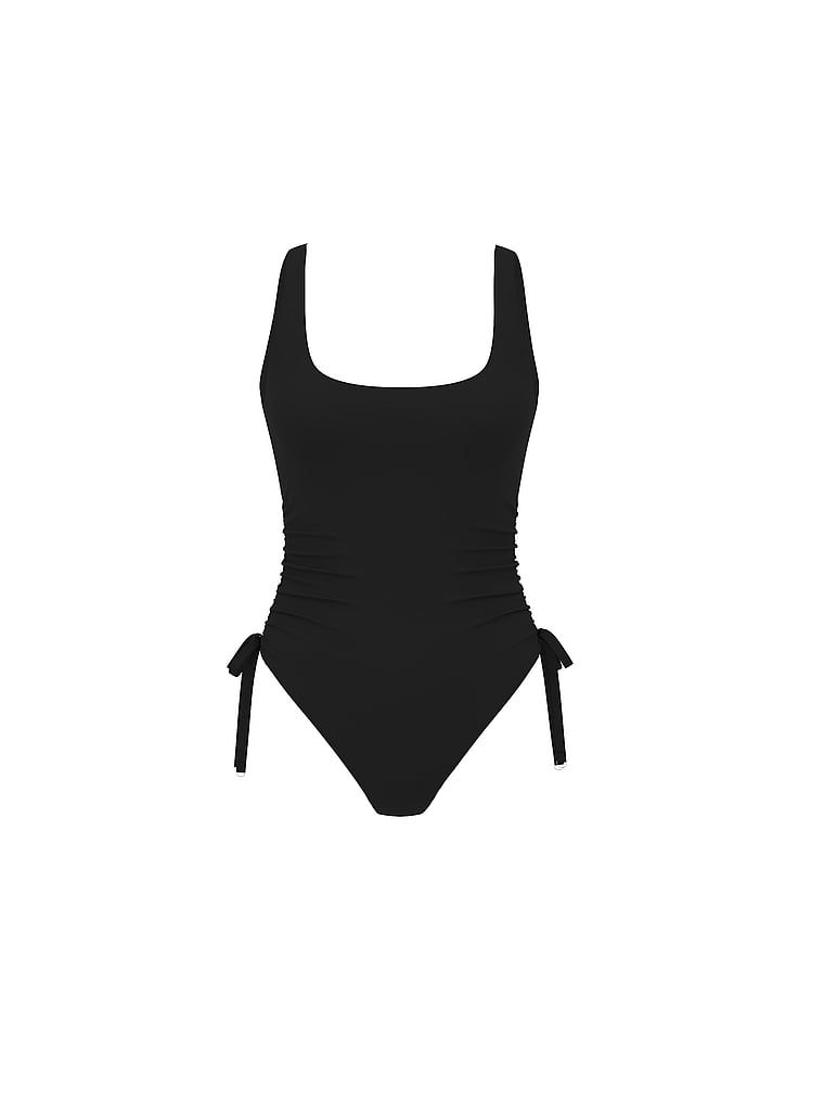 Jednocelá plavky Essential Itsy. Produkt je černý a pochází z kolekce Victoria's Secret Swim.