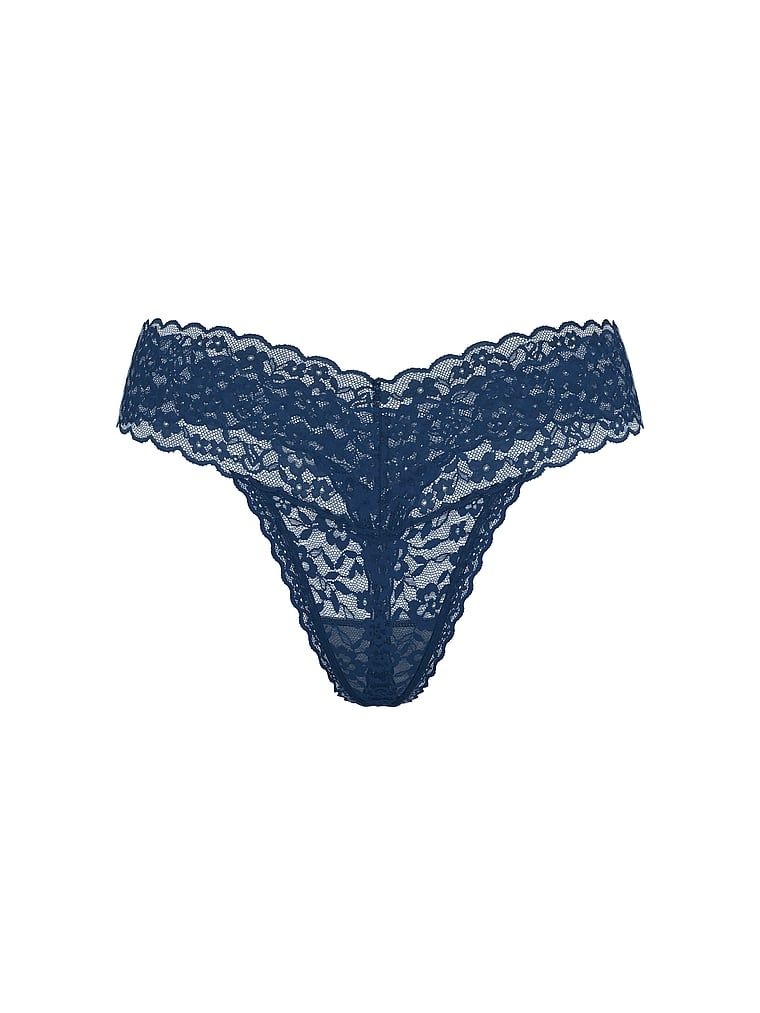 Tanga z rozkvetlé krajky. Produkt je modrý a pochází z kolekce Lacie.