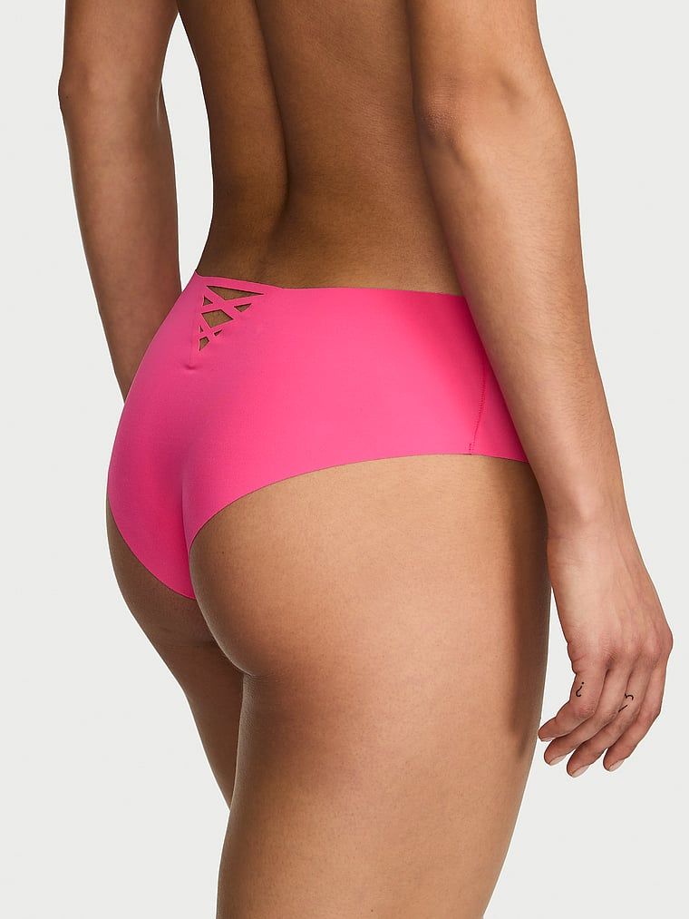 Bezešvové kalhotky s ramínky na zádech No-Show Strappy Cheeky. Produkt je růžové barvy a pochází z kolekce No-Show.