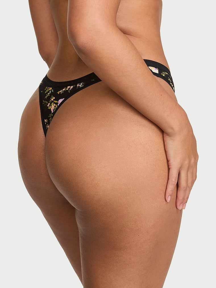 Bavlněné tanga s vysokými nohavičkami. Produkt je květinové barvy a pochází z kolekce Victoria's Secret.