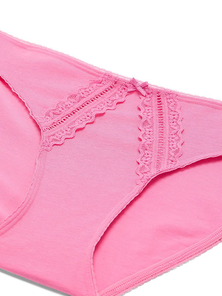 Bavlněné kalhotky s krajkou bikin. Produkt je růžové barvy a pochází z kolekce Victoria's Secret.