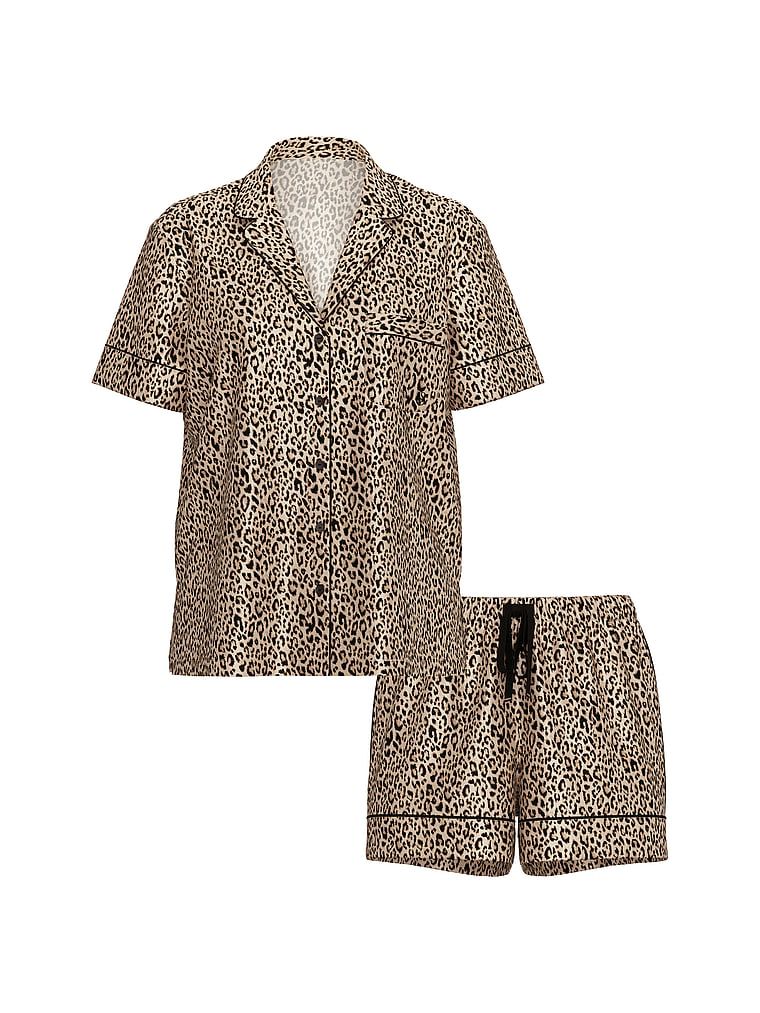 Lesklé saténové pyžamo s glazovanými saténovými šortkami. Produkt je vzorovaný a pochází z kolekce Victoria's Secret.