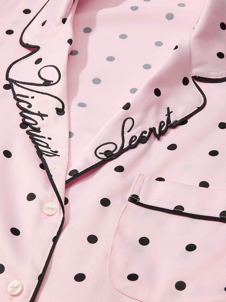 Typické saténové pyžamo s dlouhými rukávy. Produkt má vzorovanou barvu a pochází z kolekce Victoria's Secret.