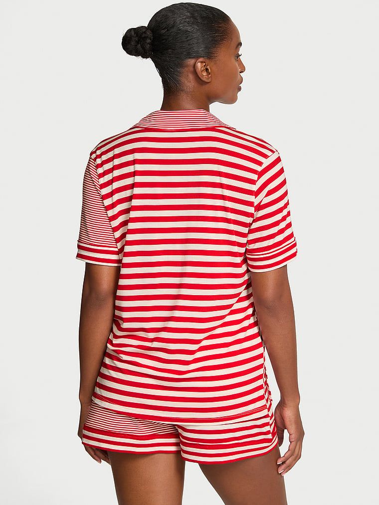 Modalové pyžamo s kraťasy. Produkt má pruhovaný vzor a pochází z kolekce Body by Victoria.