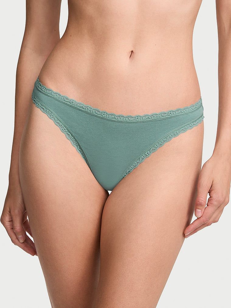 Bavlněné tanga s krajkou na okrajích Lace-Waist. Produkt je zelené barvy a pochází z kolekce Lace Trim.