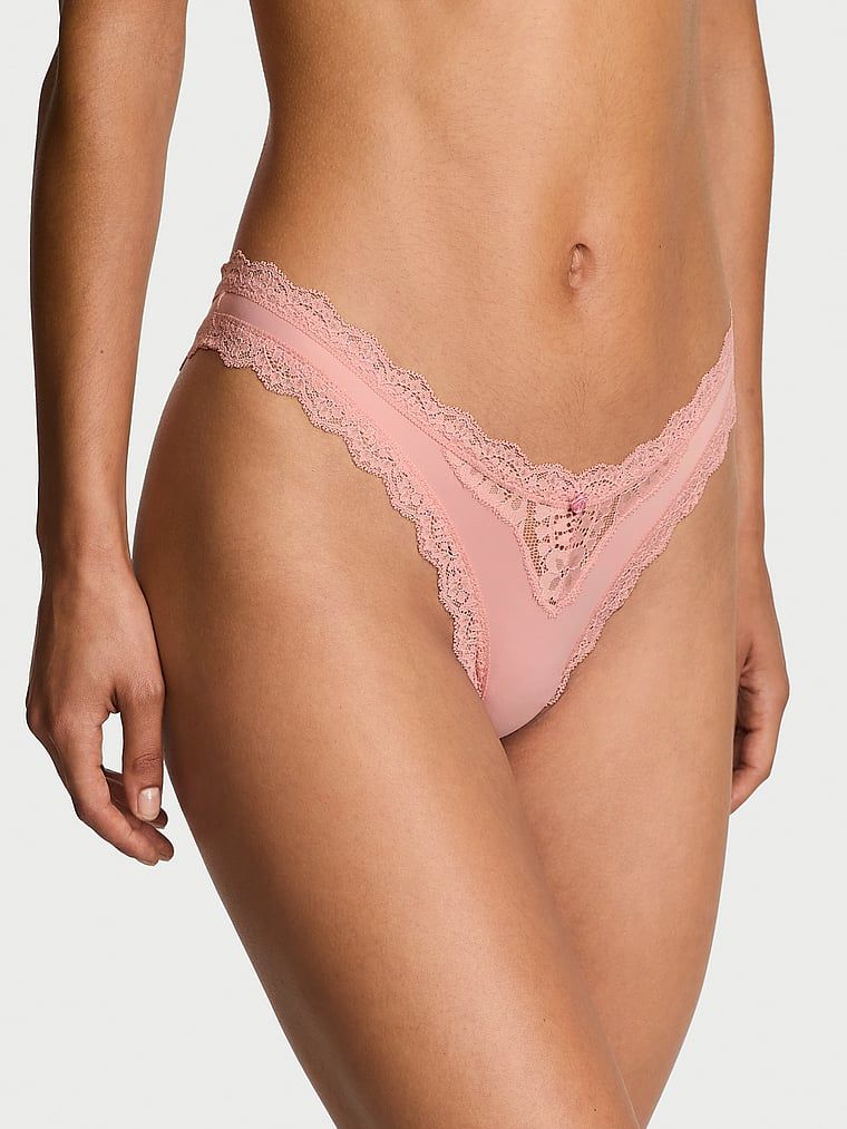 Brazilské kalhotky s krajkou Lace Trim Brazilian. Produkt je růžový a pochází z kolekce Body by Victoria.