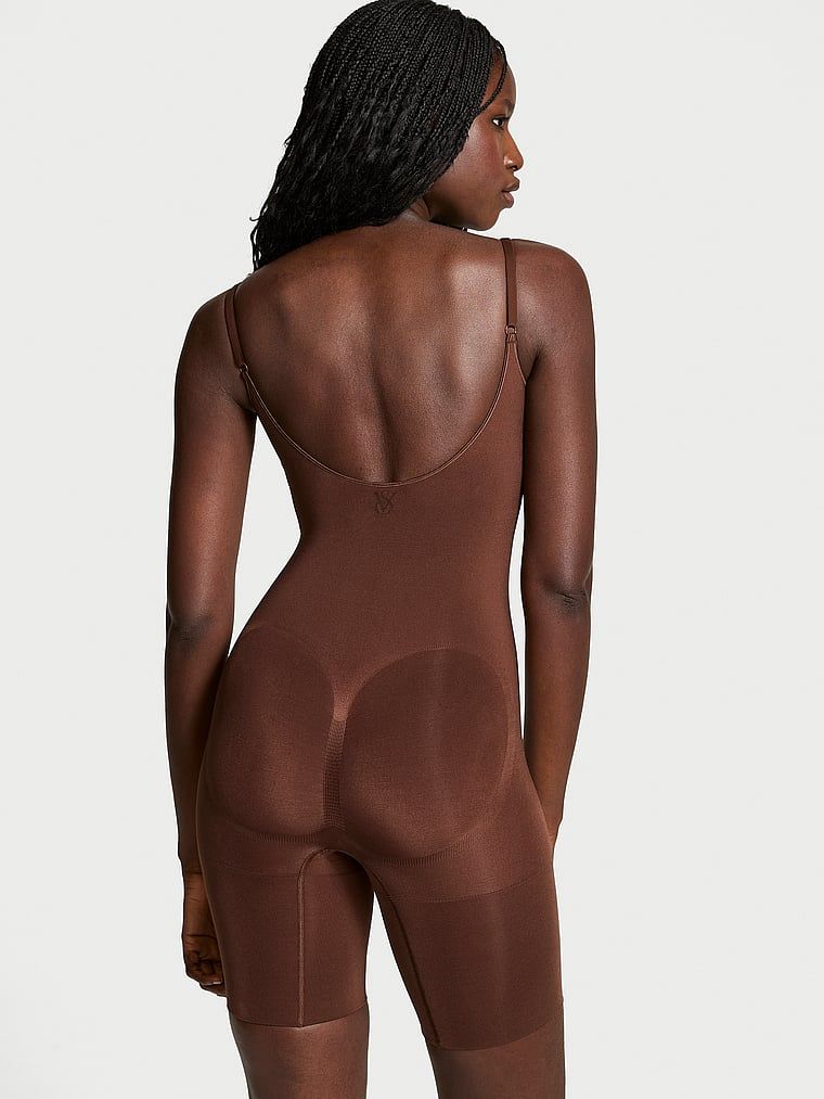Tvarovací overal Shapewear od Victoria s kraťasy. Výrobek je hnědý a pochází z kolekce Victoria's Secret.