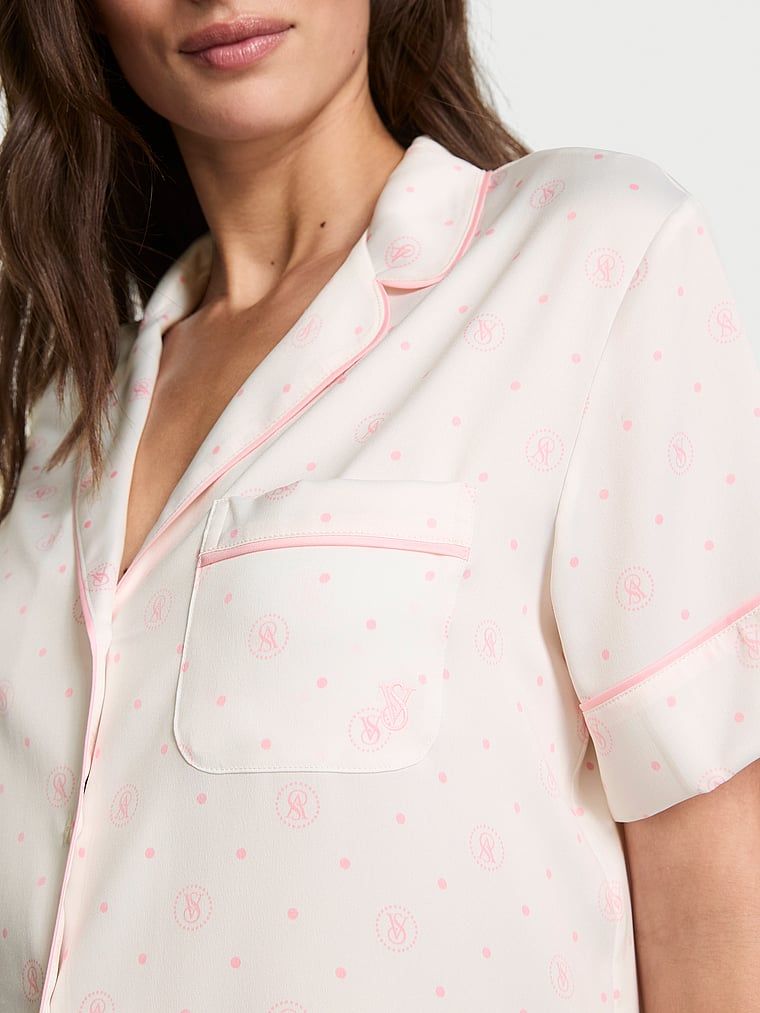 Pyžamo z lesklého saténu s glazovanými saténovými šortkami. Produkt je vzorovaný a pochází z kolekce Victoria's Secret.