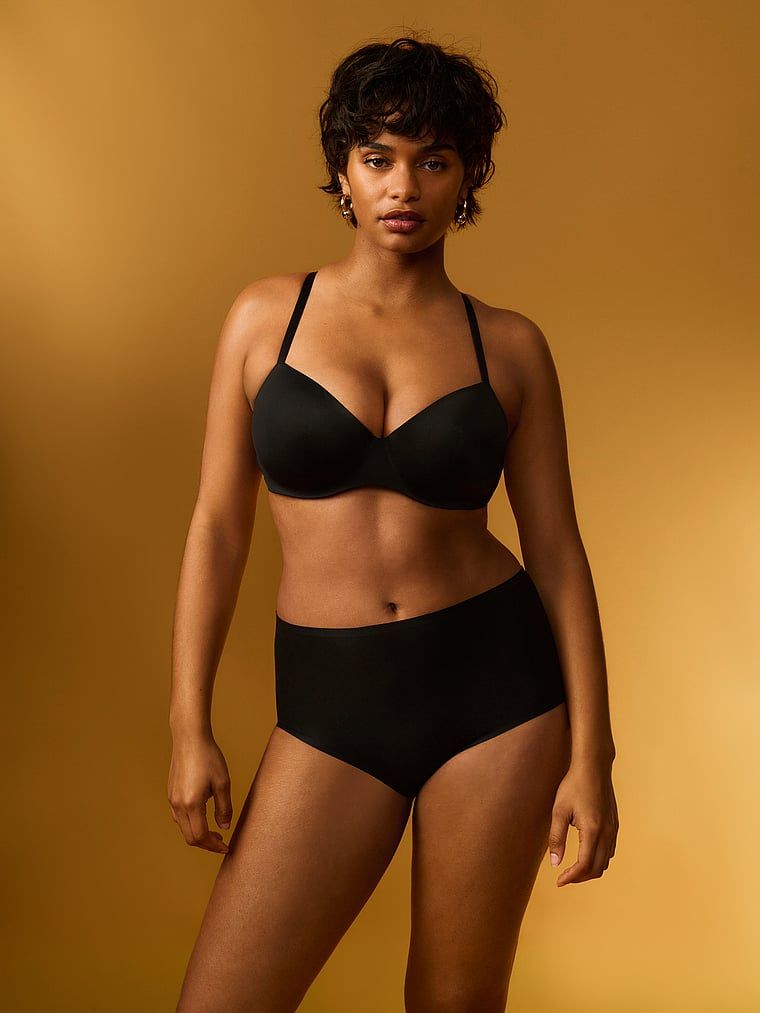 Podprsenka je mírně vycpaná balconetou FlexFactor. Produkt je černý a pochází z kolekce Body by Victoria.