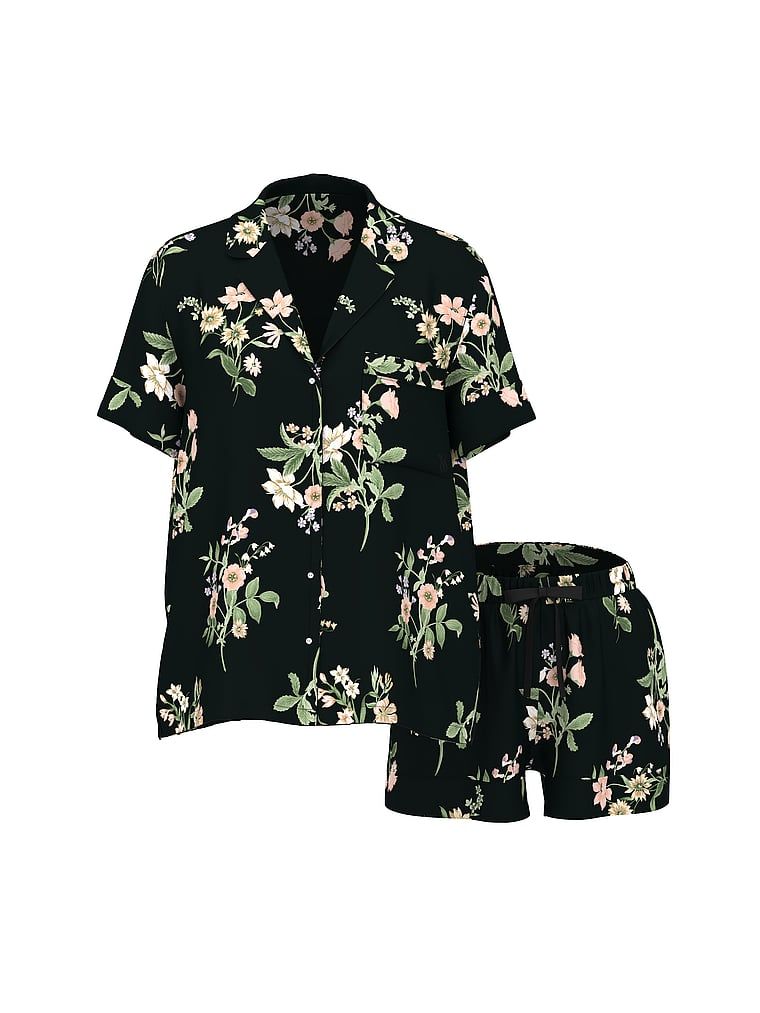 Satěnové pyžamo s podpisovými kraťasy. Produkt má květinový vzor a pochází z kolekce Victoria's Secret.