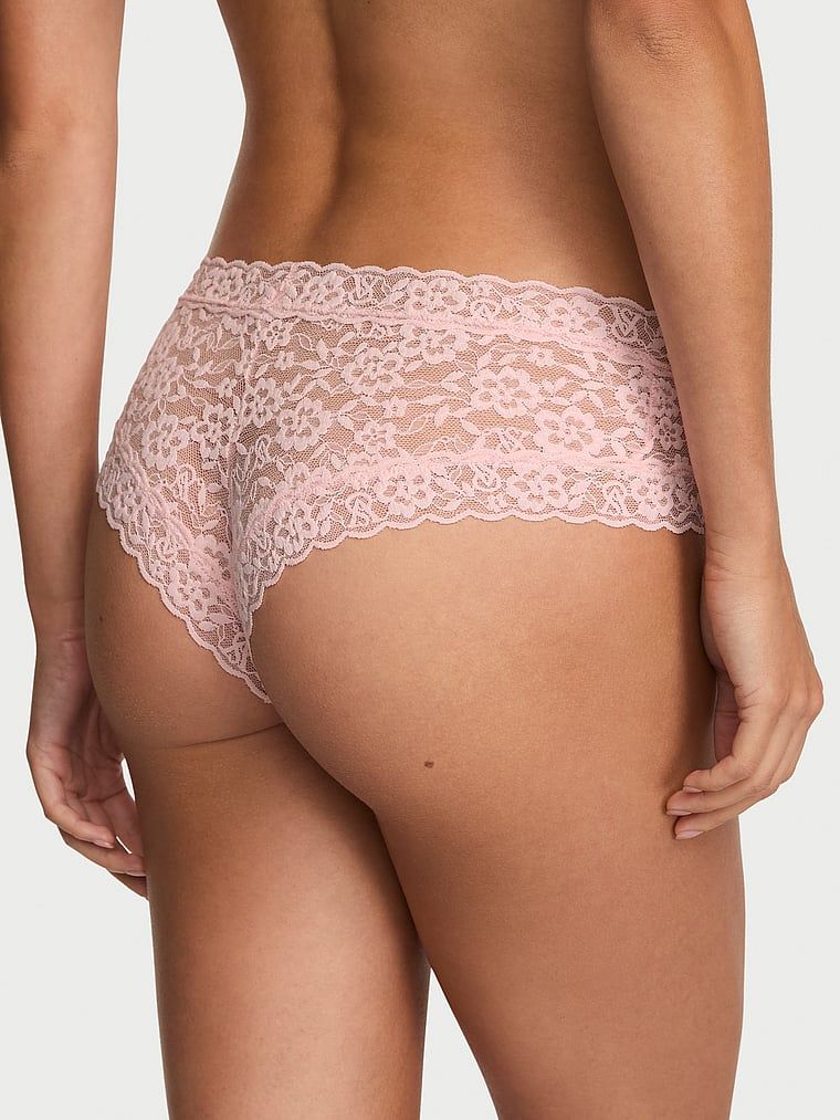 Lacie Sparkle Cheeky Fashion Show 2026 krajkové slipy s flitry. Produkt je růžové barvy a pochází z kolekce Lacie.