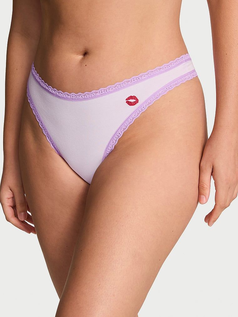 Bavlněné tanga s krajkou na okrajích Lace-Waist. Produkt je fialové barvy a pochází z kolekce Lace Trim.