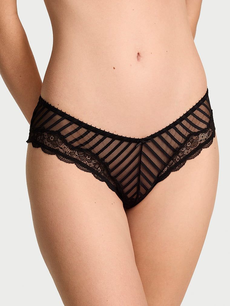Pruhované kalhotky s hlubokými střiženými nohavičkami Tease Sheer Stripe Cheeky. Produkt je černý a pochází z kolekce Victoria's Secret.