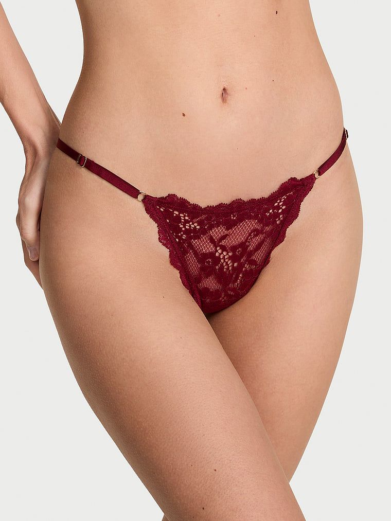 Krajková tanga s nastavitelnými řemínky Lace V-String. Výrobek je červené barvy a pochází z kolekce Dream Angels.