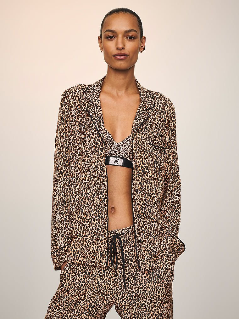 Dlouhé modální pyžamo. Produkt má zvířecí design a pochází z kolekce Victoria's Secret.