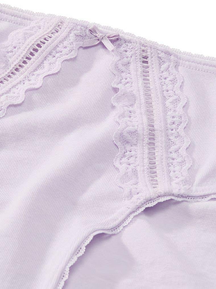 Bavlněné kalhotky s vložkami Hiphugger s krajkovým lemováním. Produkt je fialové barvy a pochází z kolekce Victoria's Secret.