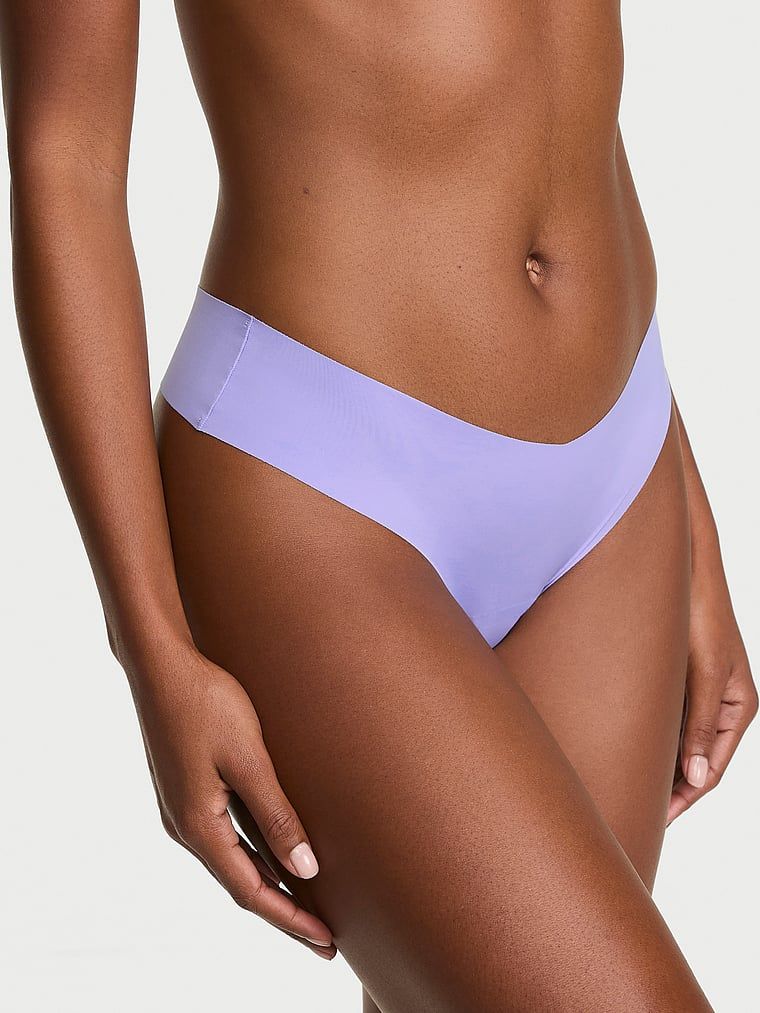 Bezšvové tanga s ramínky na zadní straně No-Show Strappy. Produkt je modré barvy a pochází z kolekce No-Show.