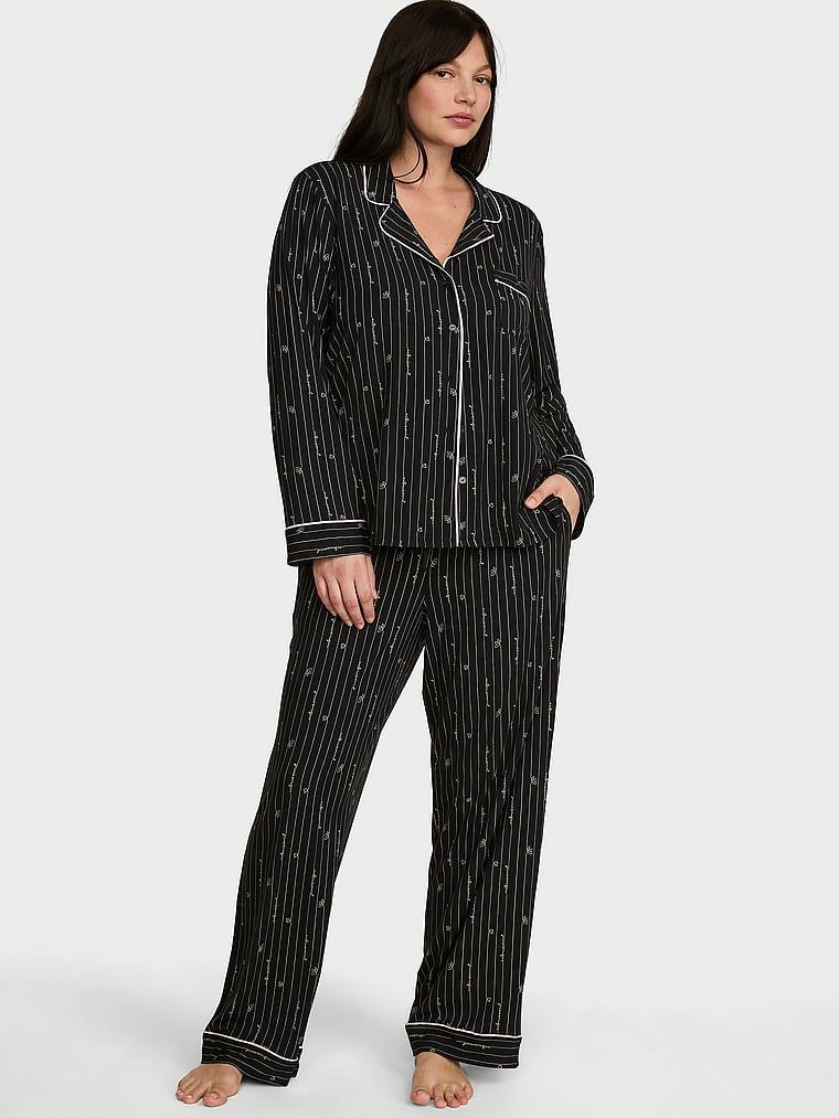 Pyžamo vyrobené ze SoSoft modalu. Produkt má vzorovanou barvu a pochází z kolekce Victoria's Secret.