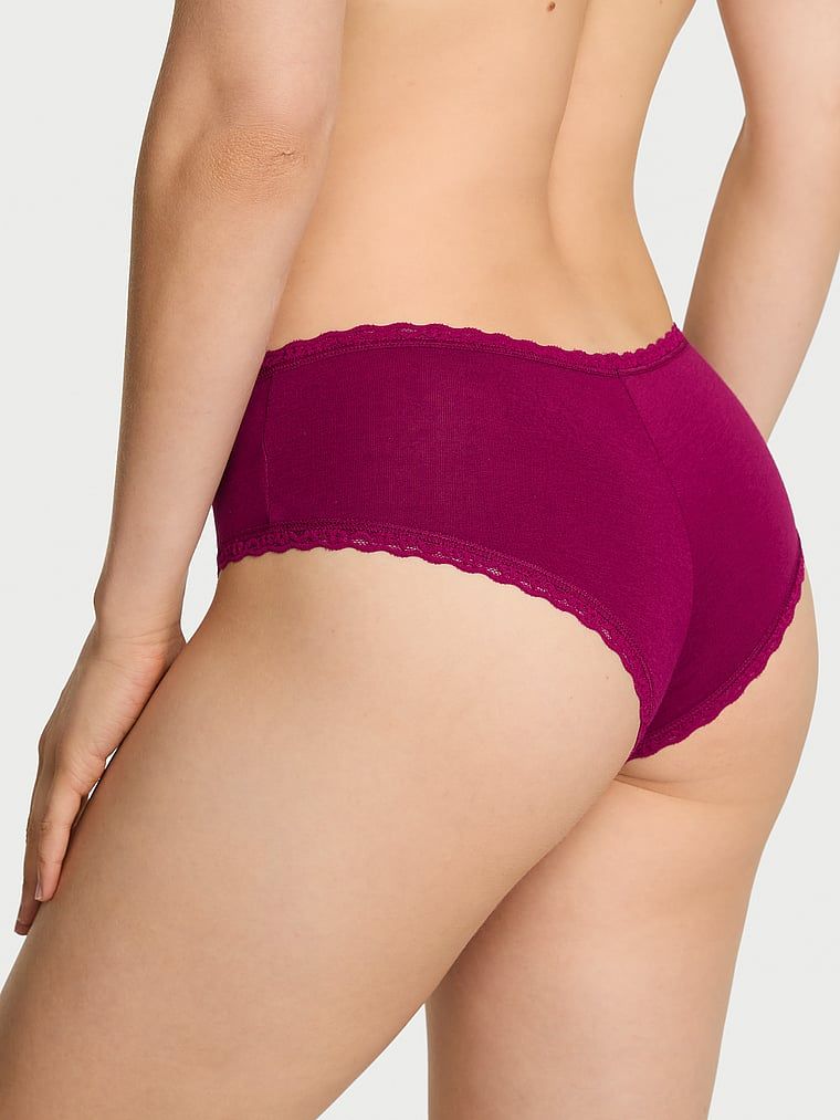 Bavlněné kalhotky s krajkou na okrajích Lace-Waist Cheeky. Produkt je růžový a pochází z kolekce Body by Victoria.