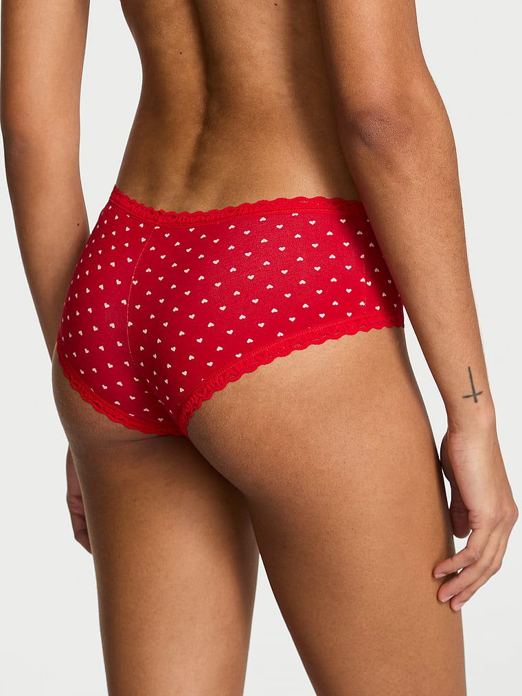 Bavlněné kalhotky s krajkou na okrajích Lace-Waist Cheeky. Produkt je vzorovaný a pochází z kolekce Lace Trim.