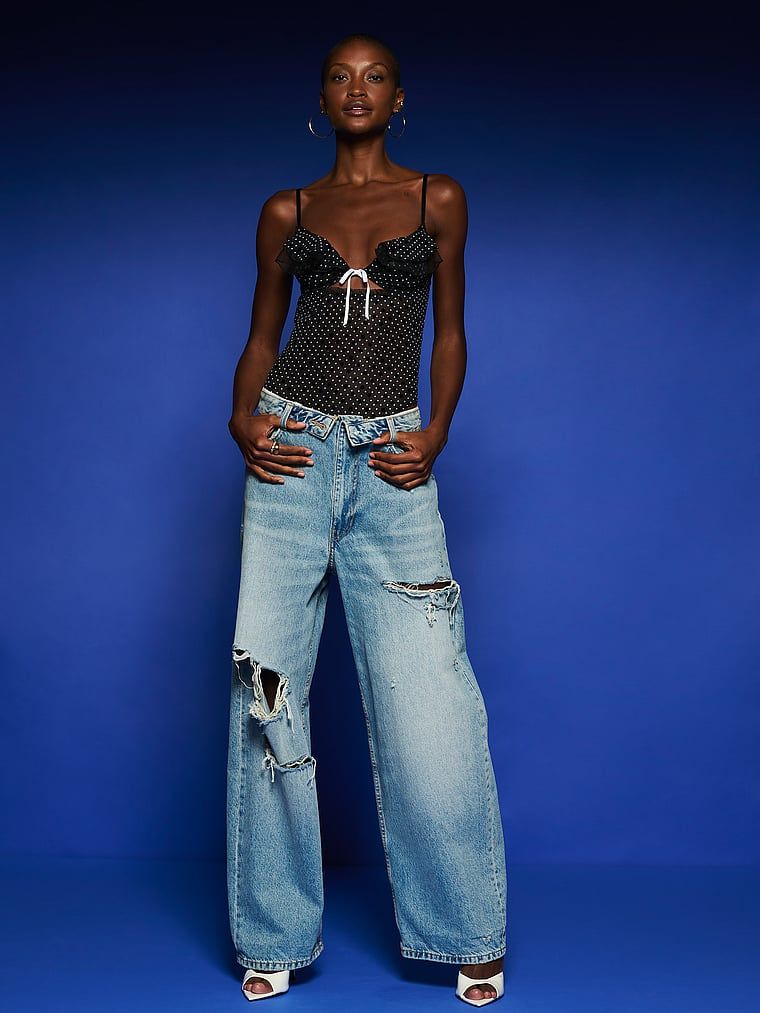 Tese Dot Ruffle puntíkovaný overal. Produkt má vzorovanou barvu a pochází z kolekce Victoria's Secret.