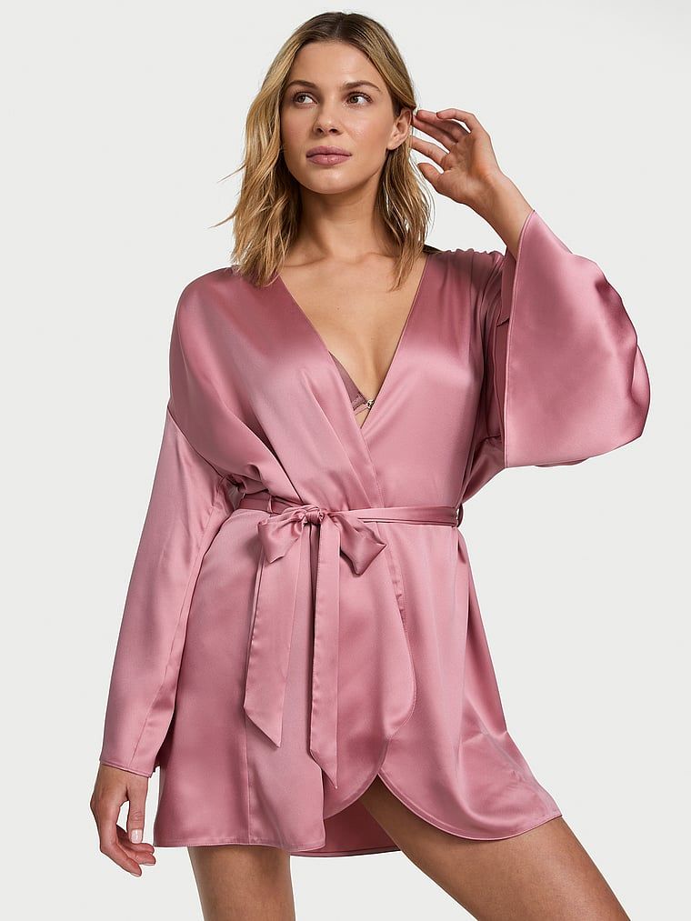 Krátký saténový župan. Produkt je růžový a pochází z kolekce Victoria's Secret.